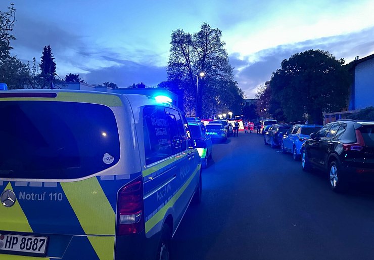 Die Polizei war mit einem Großaufgebot im Einsatz. - © Mona Wenisch/dpa