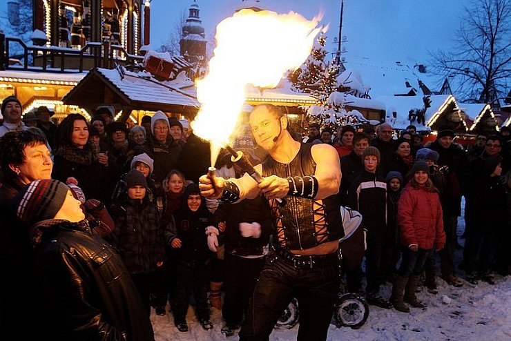 Heiße Show: "Spencer" entfacht bei Minustemperaturen eine Feuerfontäne vor den Augen der Zuschauer auf dem Salzufler Weihnachtsmarkt.