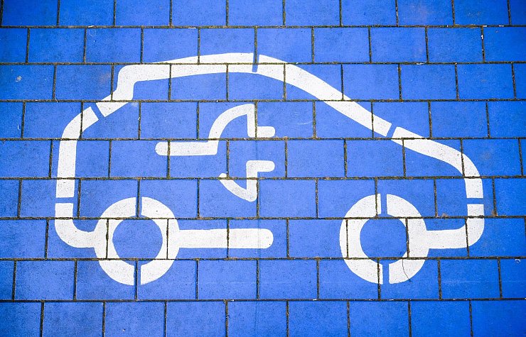 26 Prozent der potenziellen Neuwagenkäufer in Deutschland würden sich voraussichtlich für ein E-Auto entscheiden. (Symbolbild) - © Julian Stratenschulte/dpa
