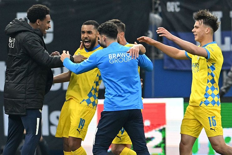 Der Außenseiter aus Braunschweig durfte beim Favoriten HSV vor der Pause gleich zweimal jubeln. - © Carmen Jaspersen/dpa