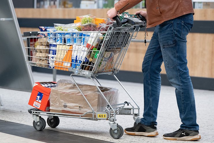 Lebensmittel sind teils deutlich teurer geworden. (Archivbild) - © Sebastian Kahnert/dpa