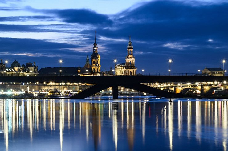 Die eingestürzte Carolabrücke vor der historischen Altstadt an der Elbe am Abend. - © Robert Michael/dpa