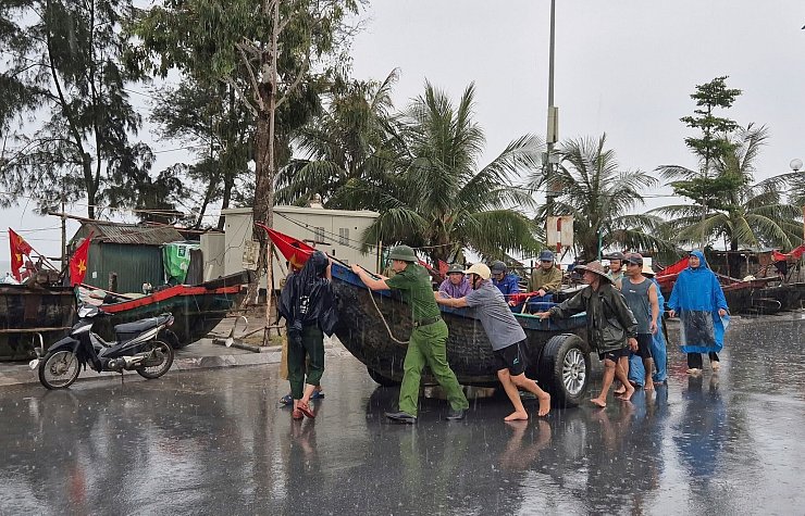 In Vietnam treffen die Menschen Vorbereitungen, um sich vor «Wipha» zu schützen. - © Le Hoang/VNExpress/AP/dpa
