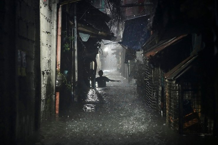 Auf den Philippinen sind Dutzende Provinzen betroffen sowie die Hauptstadt Manila. - © Aaron Favila/AP/dpa