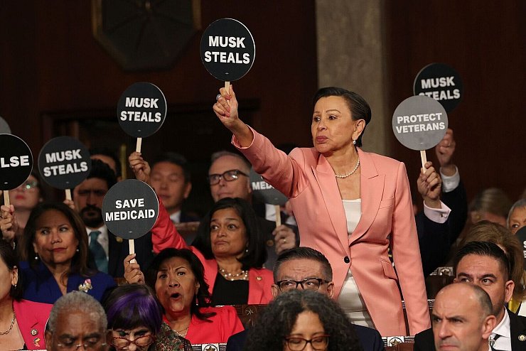 Demokraten protestierten während der Rede mit Schildern. - © Win McNamee/POOL Getty Images/AP/dpa