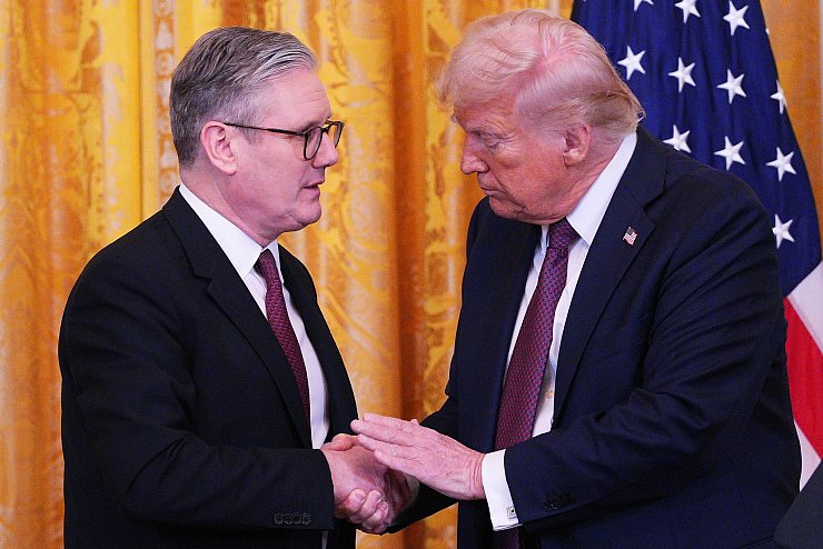 Donald Trump (r.) und Keir Starmer pflegen einen engen Austausch. (Archivbild) - © Carl Court/PA Wire/dpa