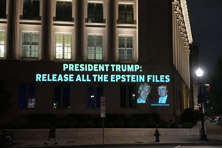 Kritiker - auch aus den eigenen Reihen - fordern von Trump, die Epstein-Akten offenzulegen. (Archivbild) - © Andrew Leyden/ZUMA Press Wire/dpa