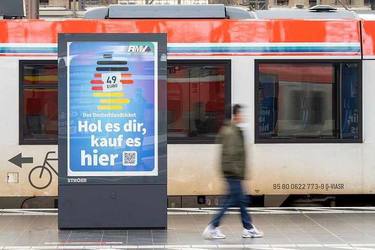 Das Ticket gibt es digital oder als Plastikkarte. - © Sebastian Gollnow/dpa/dpa-tmn