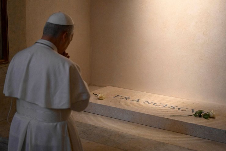 Am Samstag besuchte Leo XIV. das Grab seines Vorgängers Franziskus. - © Francesco Sforza/Vatican Media/AP/dpa