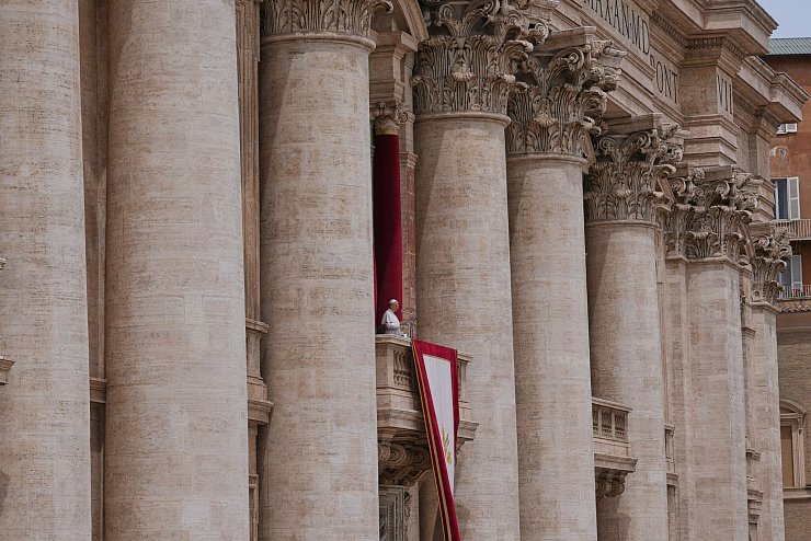 Erster Sonntagssegen des neuen Papstes. - © Domenico Stinellis/AP/dpa