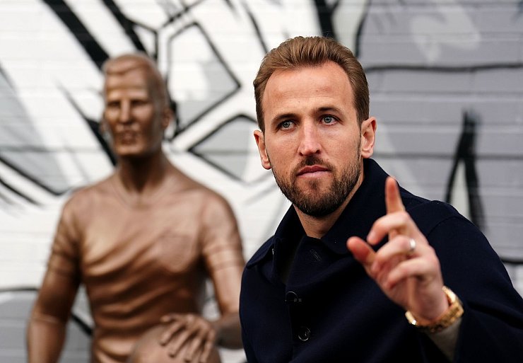 Harry Kane bei der Enthüllung seiner Statue im Londoner Stadtteil Walthamstow - © Zac Goodwin/PA Wire/dpa