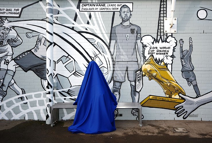 Die Statue von Harry Kane kurz vor ihrer Enthüllung im Peter May Centre. - © Zac Goodwin/PA Wire/dpa