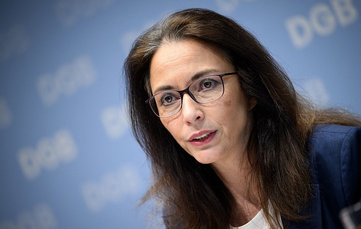 DGB-Chefin Fahimi sieht infolge des Fachkräftemagels Chancen für benachteiligte Berufsgruppen. - © Bernd von Jutrczenka/dpa