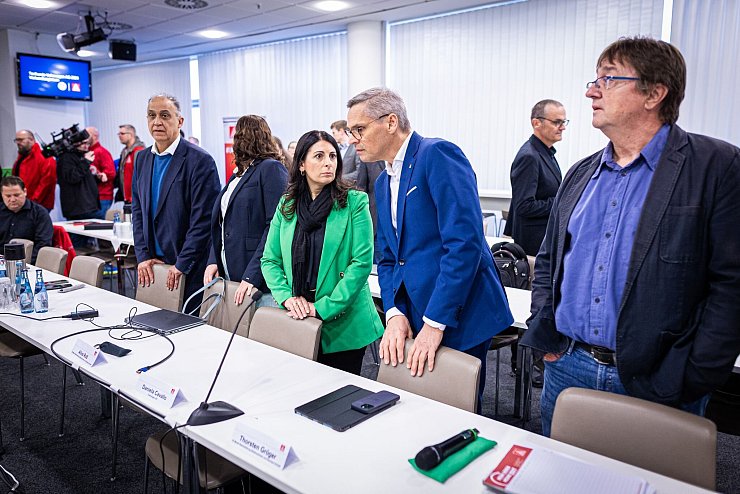 IG-Metall-Bezirksleiter Thorsten Gröger und Betriebsratschefin Daniela Cavallo stellten in der Tarifrunde klare Bedingungen für die Fortsetzung der Gespräche. - © Moritz Frankenberg/dpa