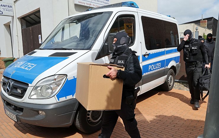 Insgesamt sitzen inzwischen acht mutmaßliche Mitglieder der rechtsextremistischen Vereinigung «Letzte Verteidigungswelle» in Untersuchungshaft. - © Bernd Wüstneck/dpa
