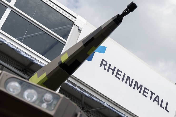 Das Flugabwehr-Geschütz Skyranger von Rheinmetall bei der Berliner Luft- und Raumfahrtausstellung (ILA) im Jahr 2024. Die Waffenschmiede boomt. - © Sebastian Gollnow/dpa