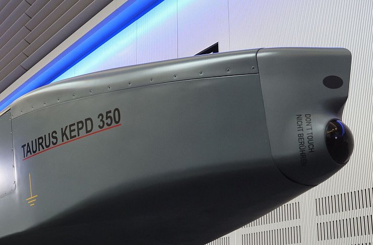 Ein Taurus-Marschflugkörper im Showroom des Rüstungsunternehmens MBDA. - © Karl-Josef Hildenbrand/dpa