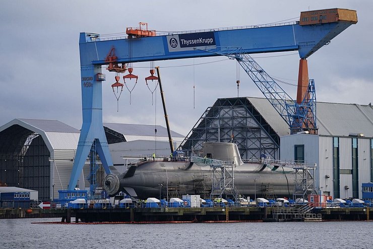 Blick auf die Kieler Werft von TKMS mit einem im Bau befindlichen U-Boot. - © Marcus Brandt/dpa