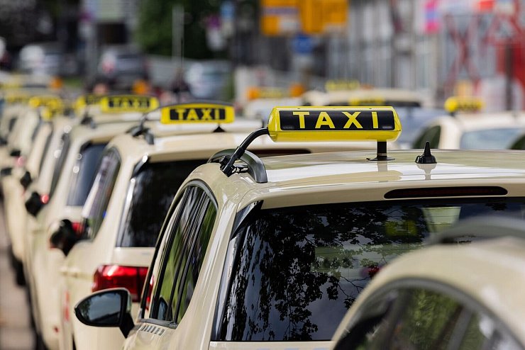 Taxifahrer, die an Vorgaben der Städte gebunden sind, fürchten einen ruinösen Wettbewerb mit Uber-Fahrern. (Archivbild) - © Rolf Vennenbernd/dpa