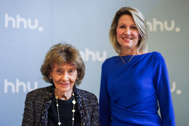 Anja Steinbeck (r.), Rektorin der Heinrich-Heine-Universität Düsseldorf, hat Charlotte Knobloch als Gasprofessorin angefragt, weil sie Werte wie Weltoffenheit und Toleranz vertritt wie kaum eine andere. - © Christoph Reichwein/dpa