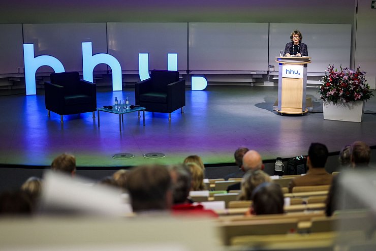 Die 92-Jährige hielt ihre erste von zwei Vorlesungen im größten Hörsaal der Düsseldorfer Universität. - © Christoph Reichwein/dpa