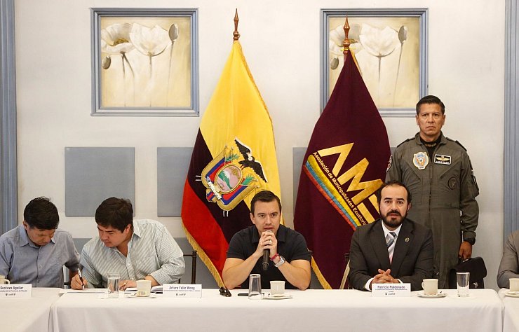 Nach einer beispiellosen Machtdemonstration der kriminellen Banden im Live-Fernsehen hat die ecuadorianische Regierung um Präsident Daniel Noboa (M) den kriminellen Gangs in dem südamerikanischen Land den Krieg erklärt. - © Eduardo Santillan/Presidencia Ecuador/dpa
