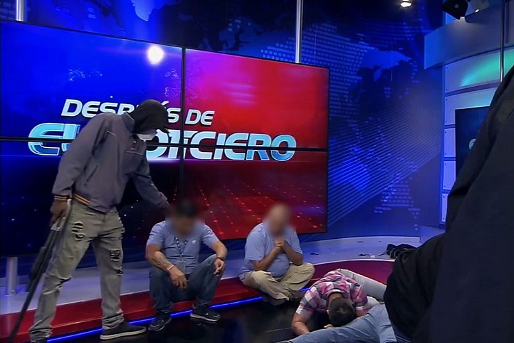 In Ecuador sind Bewaffnete während einer Live-Übertragung in die Räumlichkeiten eines Fernsehsenders eingedrungen. Mehrere Journalisten und Mitarbeiter wurden von einer Gruppe von Kriminellen mit Maschinengewehren und Sprengstoff bedroht und als Geiseln genommen. - © Uncredited/TC Television network/AP/dpa