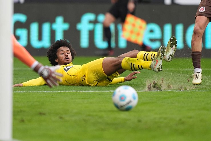 Vergab die beste BVB-Chance vor der Pause und traf in Hälfte zwei: Karim Adeyemi - © Marcus Brandt/dpa