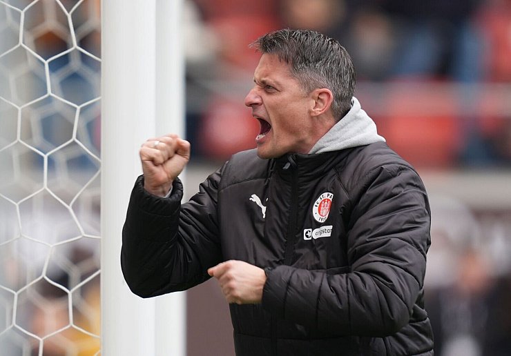 Alles Anfeuern nutzte nichts: St. Paulis Trainer Alexander Blessin. - © Marcus Brandt/dpa