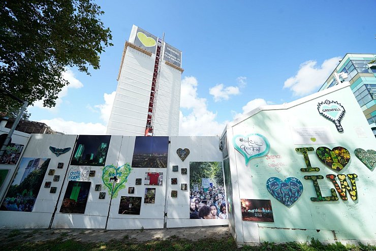 Der Turm selbst ist eingerüstet und mit einer weißen Plane umhüllt. - © Lucy North/PA Wire/dpa