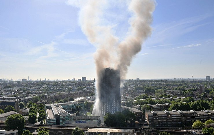 Der im 4. Stockwerk ausgebrochene Brand hatte sich rasend schnell über die Fassade des 24-stöckigen Sozialbaus ausgebreitet. - © Victoria Jones/PA Wire/dpa