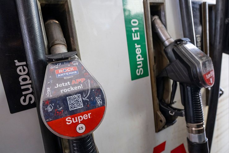 Es gibt mehr als doppelt so viele Benziner wie Diesel - trotzdem wird in Deutschland mehr Diesel verbraucht. (Archivbild) - © Peter Kneffel/dpa