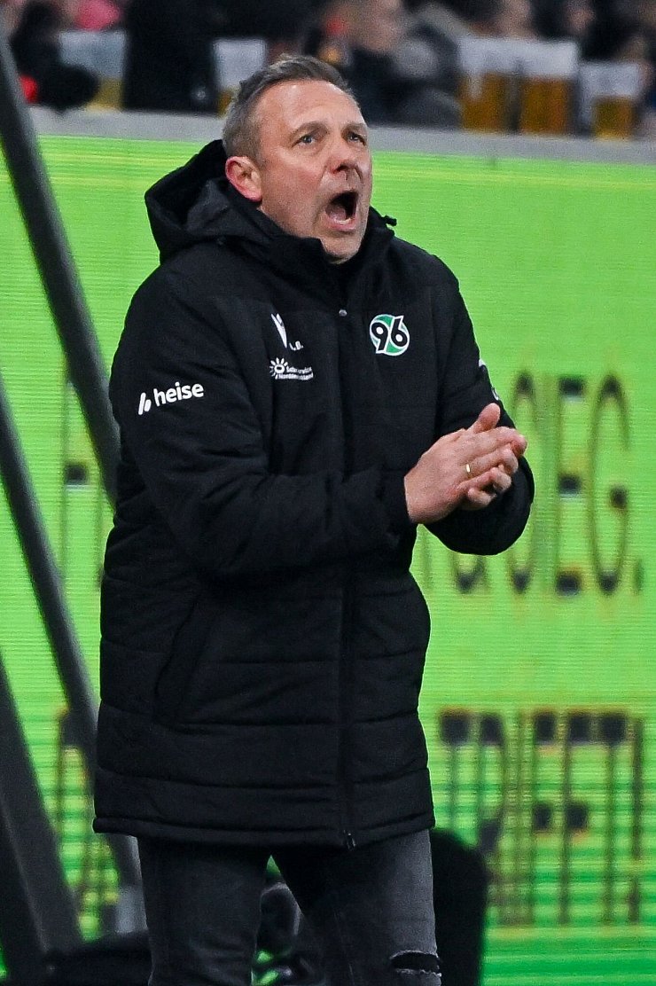 Aktiv am Spielfeldrand: Hannovers neuer Coach André Breitenreiter. - © Armin Weigel/dpa