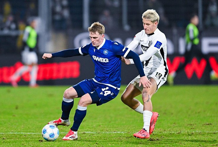 Der Karlsruher SC mit Mikkel Kaufmann (l) und die SV Elversberg mit Likas Pinckert kamen mit deutlich mehr Schwung aus der Pause. - © Silas Schueller/DeFodi Images/dpa