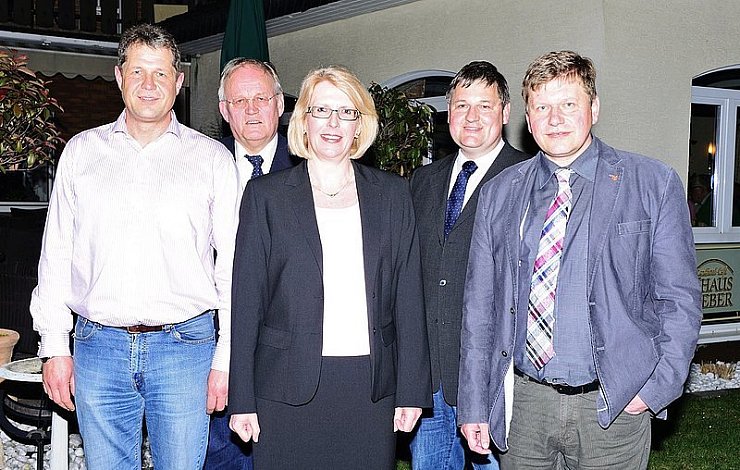 (vorn, von rechts) Vorsitzender Fried Petringmeier und seine beiden Stellvertreter Rita Schlink und Dirk von Ohlen. Es gratulieren Manfred Luckey (hinten, links) und Dr. Konrad Hambrügge. - © Foto: Gallisch