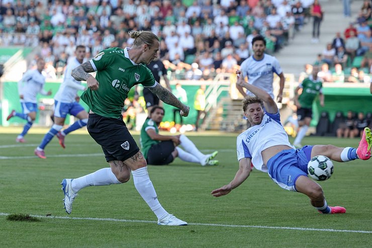 Der Berliner Marton Dardai blockt eine Hereingabe von Münsters Marvin Schulz. - © Friso Gentsch/dpa