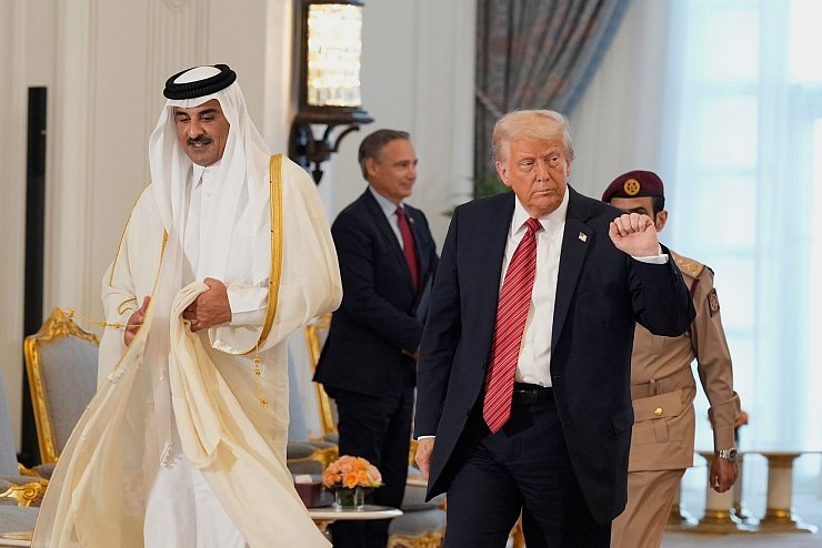 Trump schwärmte bei seinem Besuch in Katar über seine enge Freundschaft zum Emir. - © Alex Brandon/AP/dpa