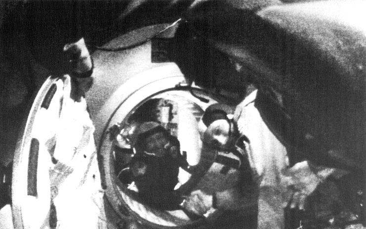 Vor 50 Jahren begann mit dem historischen Händedruck der Russen und Amerikaner im All auch die Zusammenarbeit der Großmächte im Weltraum. (Handout) - © picture alliance / dpa