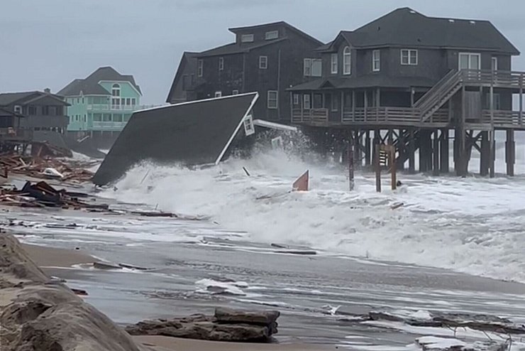 Vor der Küste des Bundesstaates North Carolina stürzten bei hoher Brandung fünf unbewohnte Häuser ins Meer. - © Heather Jennette/Heather Jennette/AP/dpa