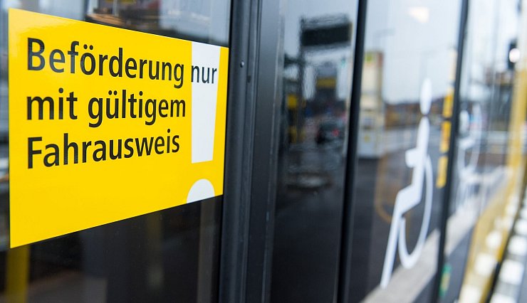 Das Fahren ohne Fahrschein bleibt verboten. Strafrechtlich verfolgt werden soll es aber nach den Vorstellungen des Bundesjustizministeriums in Zukunft nicht mehr. (Archivfoto) - © Lukas Schulze/dpa