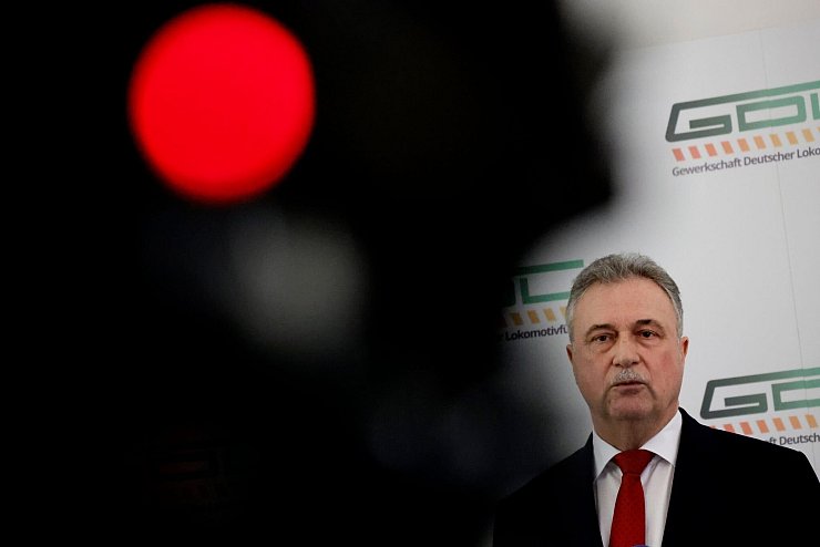 Der GDL-Vorsitzende Claus Weselsky erhöht den Druck auf die Bahn. - © Carsten Koall/dpa