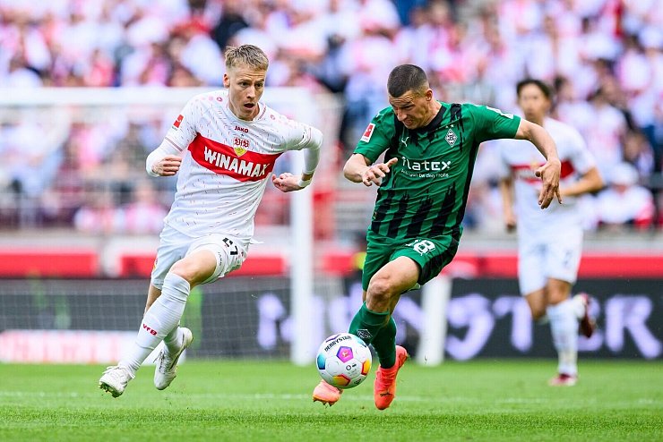 Chris F&uuml;hrich (l) und der VfB Stuttgart haben die Vizemeisterschaft geholt. - &copy; Tom Weller/dpa