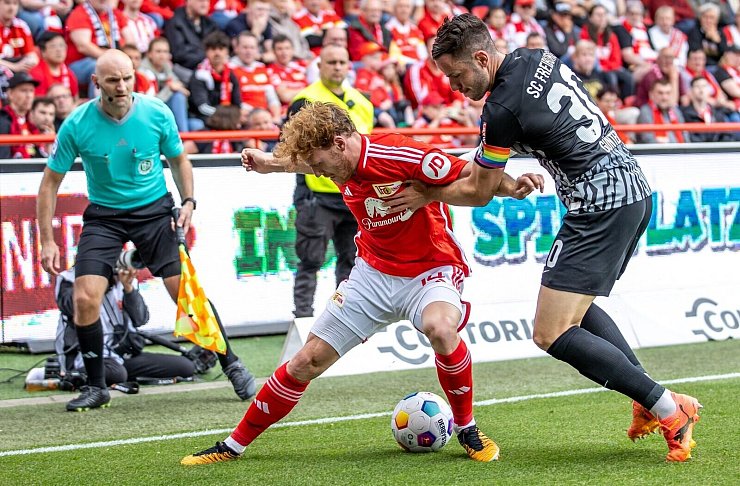 Unions Yorbe Vertessen (l) k&auml;mpft gegen SC-Kapit&auml;n Christian G&uuml;nter um den Ball. - &copy; Andreas Gora/dpa