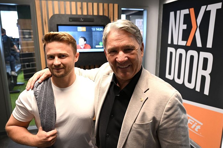 Next-Door-Chef Frank Böhme (mit Sohn Pascal Böhme) ist vom Erfolg seiner personallosen Studios überzeugt. - © Wolf von Dewitz/dpa