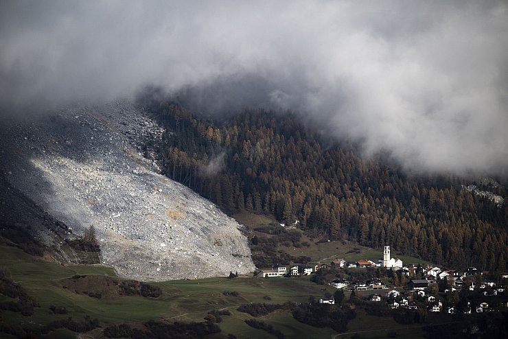 Rund 90 Menschen müssen ihre Häuser und Höfe verlassen. - © Gian Ehrenzeller/KEYSTONE/dpa