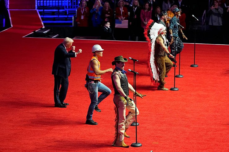 Zum Schluss tanzte Trump gemeinsam mit der Band Village People zu deren Hit «Y.M.C.A.» - © Alex Brandon/AP/dpa