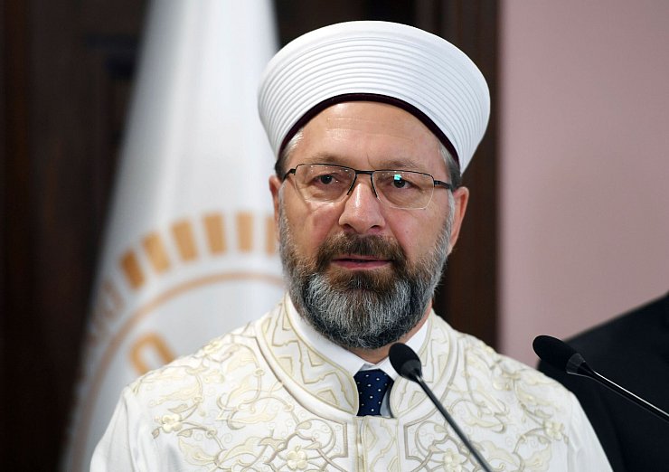 Ali Erbas, Präsident der türkischen Religionsbehörde Diyanet - deren Auslegung des Islam ist vielen Frauen zu restriktiv. (Archivbild) - © Uncredited/AP/dpa