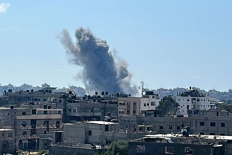 Auch ein Jahr nach dem Beginn des Gaza-Kriegs kommt es in dem Küstenstreifen immer noch zu Gefechten. - © Mahmoud Issa/AP/dpa