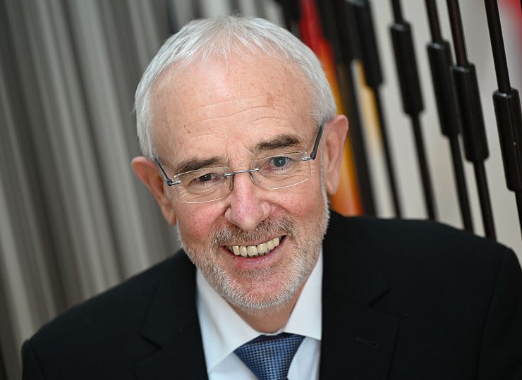 Hessens oberster Datenschützer, Prof. Roßnagel, verbucht Erfolg im Konflikt um Sparpreistickets der Bahn (Archivbild). - © Arne Dedert/dpa