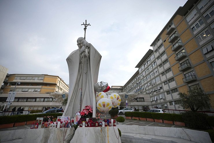 Vor der Gemelli-Klinik in Rom versammeln sich immer wieder Gläubige zum Gebet für den kranken Papst. - © Alessandra Tarantino/AP/dpa